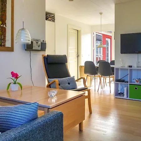 2 Bedroom Lovely In Aakirkeby شقة Åkirkeby